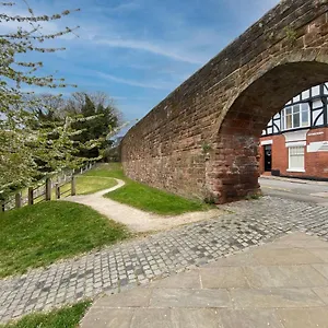 https://city-walls-view.hotelsin-chester.com