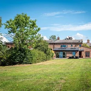 https://no1-little-barrow-barns-sleeps-10.hotelsin-chester.com