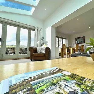 https://spacious-house-picturesque-views-free-parking.tophotelsbath.com