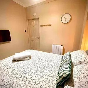 https://newly-refurbished-central-apartment-with-permit-parking.tophotelsbath.com