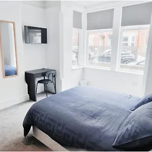 https://double-room-in-modern-house-near.hotelsin-nottingham.com