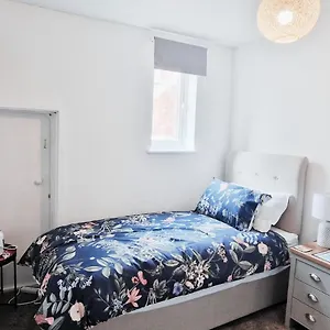 https://single-room-in-modern-house-near.hotelsin-nottingham.com